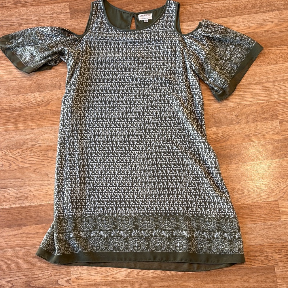 Max Studio Green and White Patterned Cold Shoulder Dress Medium